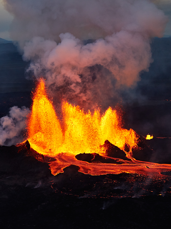 10 Stunning Photos of Iceland  s Largest Volcanic Eruption 