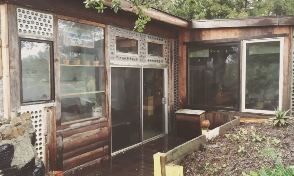 How This Couple Built an ‘Earthship’ Tiny Home For Less Than $10K 10K-Earthship-Tiny-Home-10