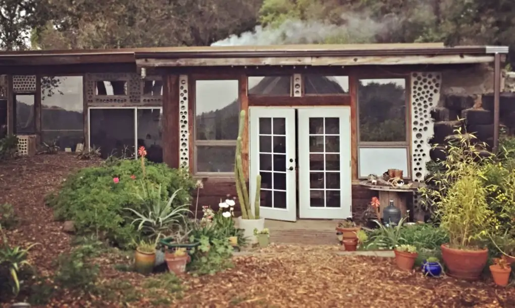 How This Couple Built an ‘Earthship’ Tiny Home For Less Than $10K 10K-Earthship-Tiny-Home-4
