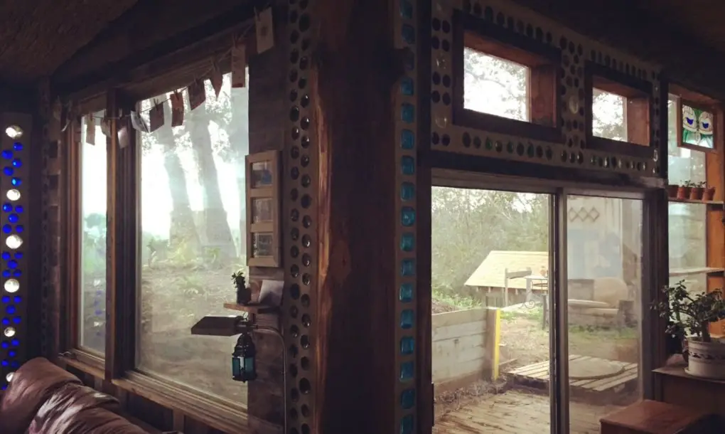 How This Couple Built an ‘Earthship’ Tiny Home For Less Than $10K 10K-Earthship-Tiny-Home-8