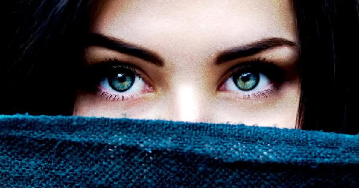 Staring Into Someones Eyes For 10 Minutes Can Alter Your State Of Consciousness 
